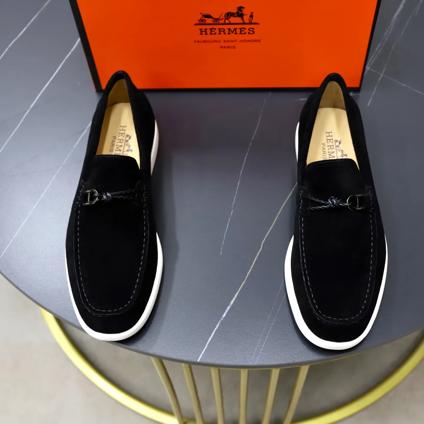 Ex-factory price: 540💰Hermès/Hermès slip-on men's shoes. This shoe is made of imported cow suede leather, with simple and smooth lines, and a 3CM rubber foam ultra-light sole combined with aerodynamic design! Youthful and fashionable, H button decoration, contrasting leather embellishment on the heel, calf lining to gently wrap your feet, with embossed logo cowhide feet, leather rock strips, casual and urban style, highlighting youthful vitality, sports and leisure version, super versatile Size number: 38-39-40-41-42-43-44 Standard leather shoe size (45 can be customized but does not support returns)